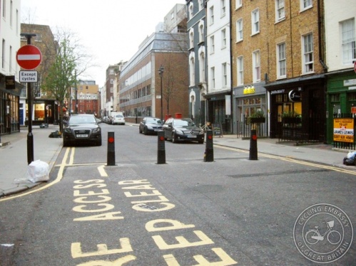 Poller in einem Straße in London, verhindern Kraftfahrzeuge, aber Fahrräder durchlassen.