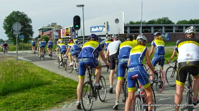 Eine große Gruppe Niederländische Rennradfahrer benutzen eine Radweg