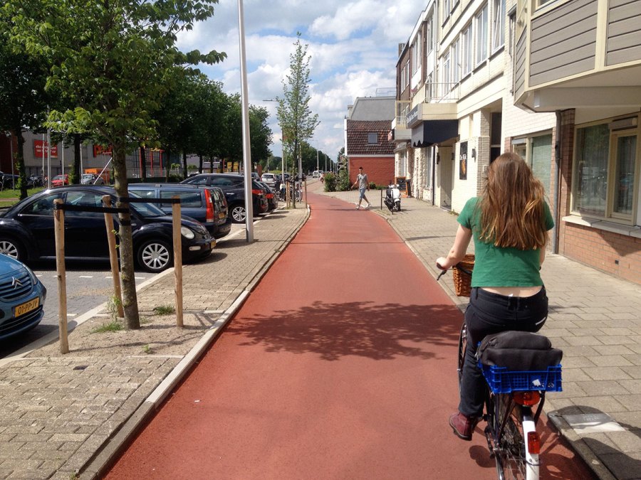 Glatt, breit, klar definierte Niederländisch Radweg. Eine Frau mit dem Fahrrad verbraucht weniger als 1/3 der Breite.