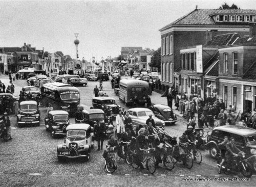 Straßenszene der 1940er: Große Kreuzung, hier noch voller als üblich wegen einer Veranstaltung. Der Verkehr staut sich.