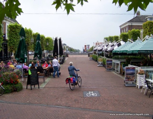 Assen, NL. Ein angenehmer Aufenthaltsort zum Sitzen und Flanieren. Fahrräder können frei fahren.