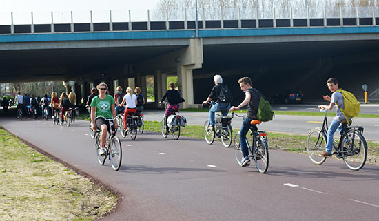 Breite Radweg, der unter einem Brücke verläuft, Niederlande