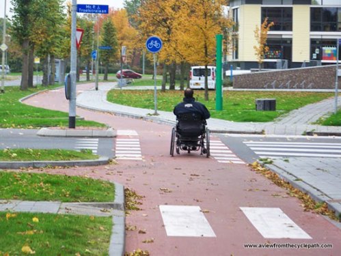 Ein Rollstuhlfahrer nutzt einen Radweg in den Niederlanden