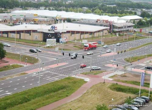 Eine Luftaufnahme einer großen Verkehrskreuzung in Assen, in den Niederlanden, mit klar definierte getrennte Radwege