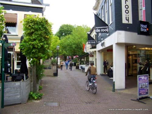 Eine ruhige, enge Innenstadt Straße in Assen, den Niederlanden. Keine Kraftfahrzeugen hier, nur Leuten, dass zu Füß gehen oder mit dem Rad fahren.
