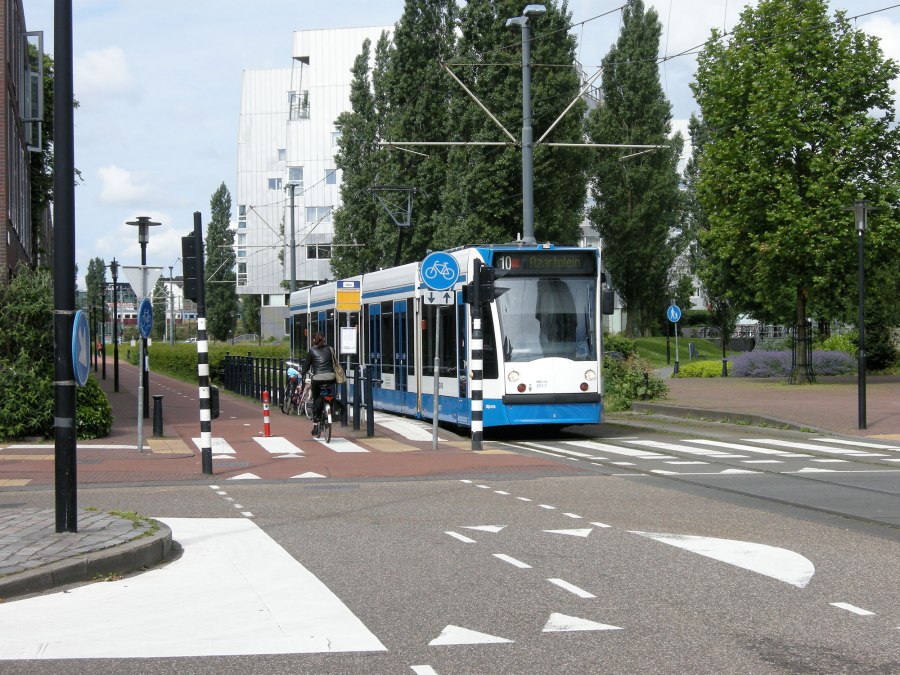 Straßenbahnstrecke, mit parallelen Radweg, aber kein Zugang für Kraftfahrzeuge.