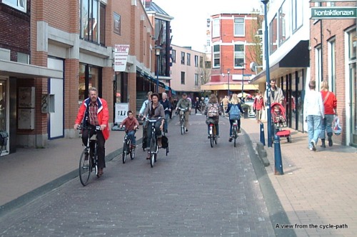 Straßen im Stadtzentrum sind belebt, aber mit Fahrrädern statt Autos.